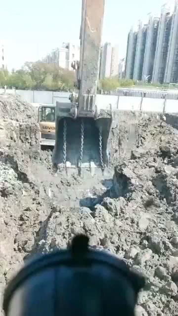 挖掘機(jī)挖濕土不粘斗的實(shí)用技巧 巧用鏈條解決粘附問(wèn)題